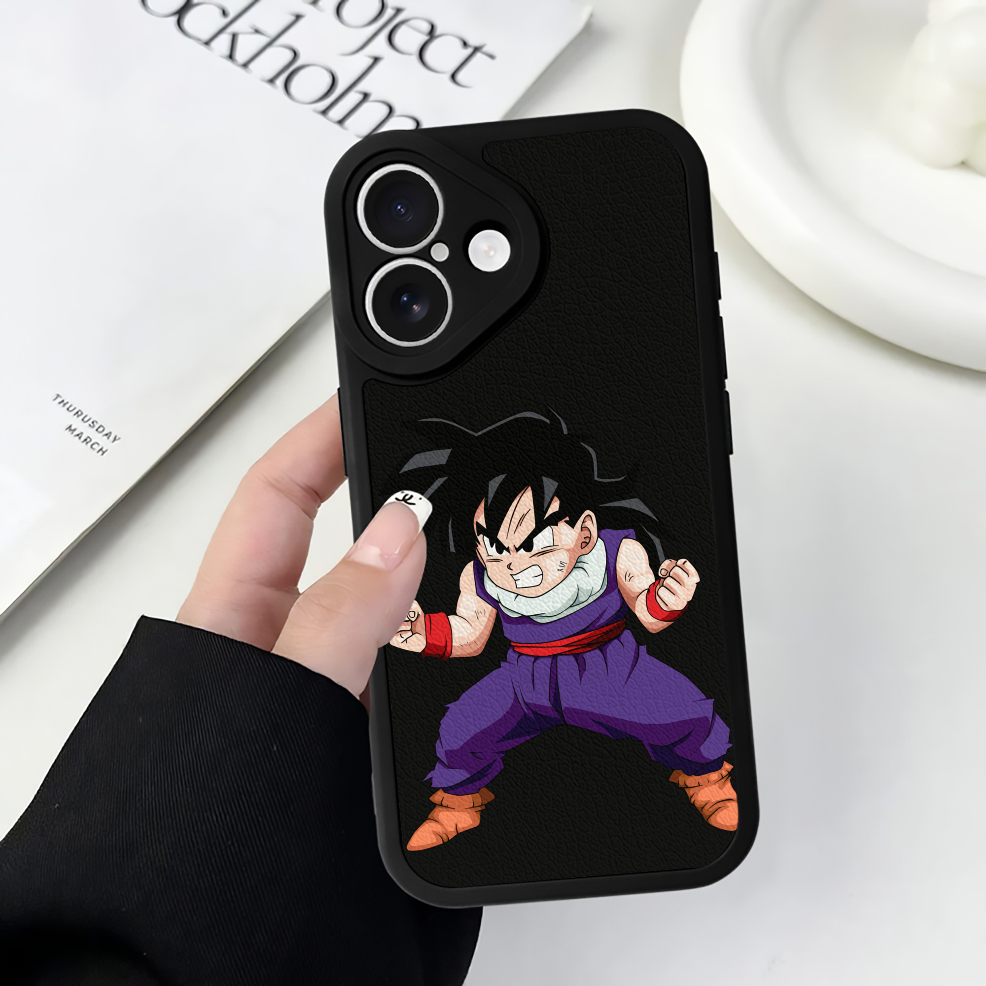（画像用） ドラゴンボール 孫 悟飯（そんごはん）DRAGON BALL Son Gohan 【iPhone 16シリーズ対応】シリコンスマホケース（レザー調） 材質：シリコン